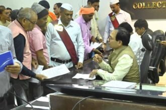 जनदर्शन में उमड़ी भीड़, कलेक्टर ने एक-एक कर सुनी समस्याएं